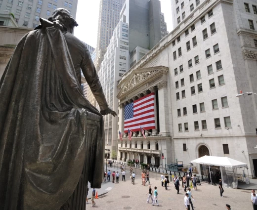 Wall Street: Ανάκαμψη με «καύσιμο» τα κρυπτονομίσματα – Παραμένει ο πονοκέφαλος των ομολόγων