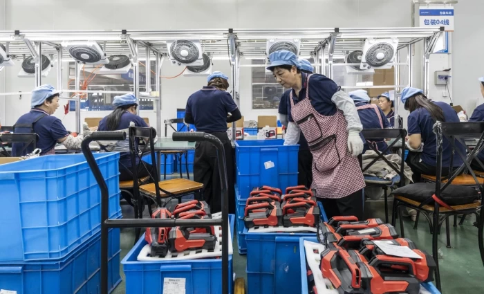 NYT: Οι δασμοί του Τραμπ στέλνουν εταιρείες πίσω στην Κίνα
