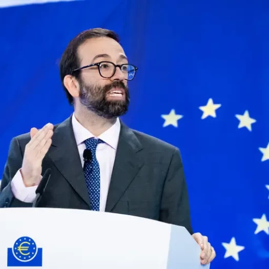 Ο οικονομολόγος που «κόπηκε» από το ΔΝΤ και το μακρύ χέρι του Τραμπ