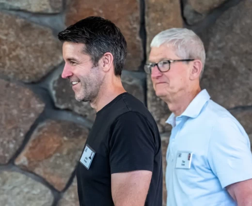 Apple: Αλλαγή φρουράς μετά από 15 χρόνια – Από τον «μάγο» των operations Τιμ Κουκ στον μηχανικό Τζον Τέρνους