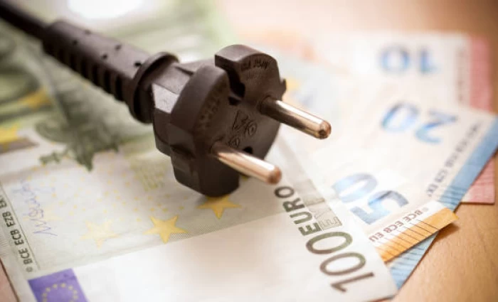 ΟΕΒ και ΡΑΕΚ ψάχνουν συνταγή για να πέσει ο λογαριασμός του ρεύματος
