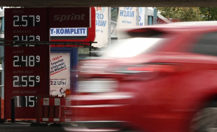 Γερμανία: Μείωσε τον φόρο στα καύσιμα και ετοιμάζει πλαφόν στις τιμές
