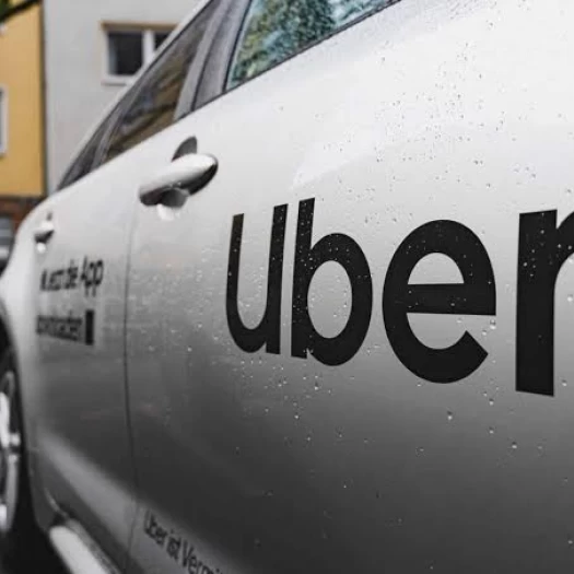 Uber: Απολύει 3.300 εργαζόμενους παγκοσμίως και βάζει τέλος στην τηλεργασία