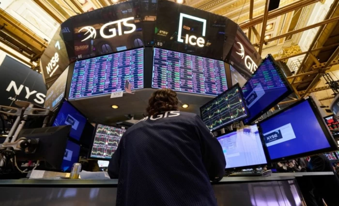 Wall Street: Πιέσεις από ομόλογα και πετρέλαιο – Η Oracle επιβαρύνει τον Nasdaq